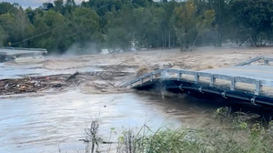 Khoảnh khắc cả cây cầu đường bộ đổ sập do lũ lụt ở Mỹ 