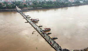 Cầu phao Phong Châu bắt đầu hoạt động từ sáng nay