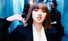 Sao Hàn 1/10: Lisa bị gọi là 'nữ hoàng hát nhép', V BTS đẹp trai nhất thế giới