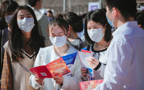 Khó kiếm việc làm, thanh niên Trung Quốc đổ xô đi thi công chức