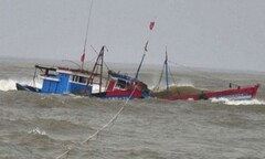 Tàu cá Quảng Ngãi nghi bị tấn công, 10 thuyền viên bị thương ở Hoàng Sa