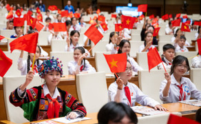 306 đại biểu 'Quốc hội trẻ em' đồng ý cấm thuốc lá điện tử