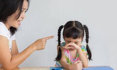 Dạy con đánh vần, tập viết, nhiều vợ chồng cãi nhau ỏm tỏi