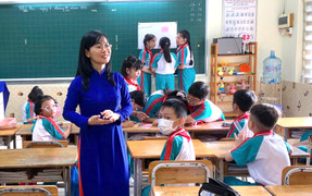 Cô hiệu phó đứng lớp thay giáo viên xin tiền mua laptop ở TP.HCM