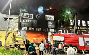 Cháy lớn tại cửa hàng bán máy rửa xe ở Hà Nội, cột khói đen bốc cao