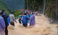 Đất đá tràn xuống đèo Mã Pì Lèng ở Hà Giang, nhiều hộ dân phải di dời 