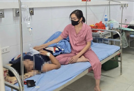  12 học sinh nhập viện sau khi uống nước ngọt miễn phí ở cổng trường