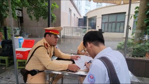 CSGT Hà Nội ra quân xử lý nhiều học sinh vi phạm giao thông