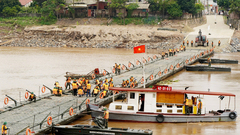 Nước sông Hồng dâng cao, tạm cắt cầu phao Phong Châu
