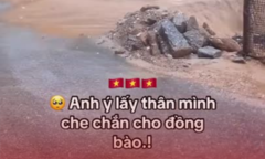 Xe tải 'dìu' xe máy qua lũ dữ
