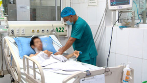 Người đàn ông suýt chết vì nhịn ăn, uống 10 lít nước icon kiềm pha muối mỗi ngày