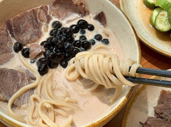Mỳ trà sữa trân châu bắp bò giá gần 100 nghìn đồng ở Hà Nội gây tranh cãi