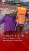 Xúc động hình ảnh anh bộ đội dắt xe đạp, dìu cụ bà qua cầu phao Phong Châu