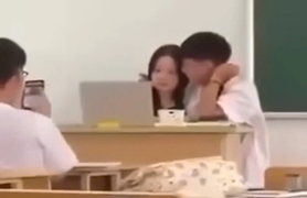 Đình chỉ công tác giáo viên có cử chỉ thân mật với nam sinh lớp 10