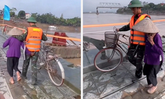 Ấm lòng cảnh anh bộ đội dắt hộ xe đạp, dìu cụ bà qua cầu phao Phong Châu