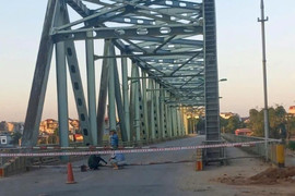 Cấm người và xe đi qua cầu Yên Bái