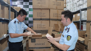 Thu giữ 10.000 chai nước hoa không rõ nguồn gốc bán trên tài khoản Tiktok Phan Thủy Tiên