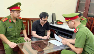 Gây áp lực ép chủ trang trại chi hơn 1 tỷ vào quỹ 'Cây chổi vàng' để chia nhau