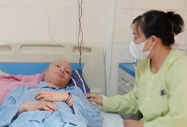 Cha bị chất độc da cam gánh rau đi bán, nhặt nhạnh từng đồng chữa bệnh cho con