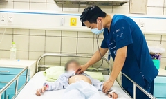 Tự uống cả chục loại thuốc trị ho, bé trai 7 tuổi sốc phản vệ nguy kịch