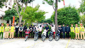 Nhóm thanh thiếu niên đi xe máy không biển số, chém bị thương người đi đường 