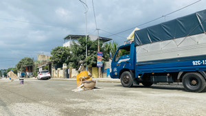 400m đường thuộc dự án 40 tỷ đồng thi công 'rùa bò', dân bức xúc dựng vật cản