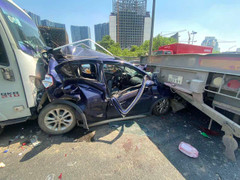 Xe con bẹp rúm sau tai nạn 5 xe tông nhau ở Hà Nội, cầu Thăng Long ùn tắc