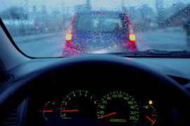 Cách đơn giản giúp cửa kính ô tô tránh bị đọng nước khi trời mưa