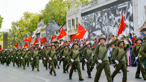 Hào hùng tái hiện cảnh 'trùng trùng quân đi như sóng' tiếp quản Thủ đô năm 1954