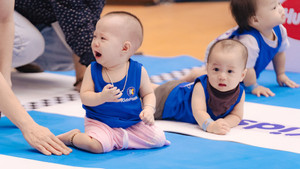 Không nhịn được cười với cuộc thi bò thần tốc của hơn 1.000 vận động viên nhí