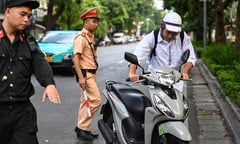 Giao xe máy cho con chạy khi chưa đủ tuổi, phụ huynh bị phạt bao nhiêu tiền?
