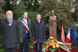 Tổng Bí thư, Chủ tịch nước Tô Lâm đặt hoa tại Tượng đài Chủ tịch Hồ Chí Minh