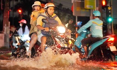 TP.HCM: Triều cường đạt đỉnh, loạt xe ngập nước chết máy trên đường