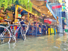 Mưa lớn nhiều giờ, 'phố Tây' Bùi Viện biến thành sông