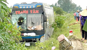 Xe khách lật ở Nghệ An, 2 người tử vong