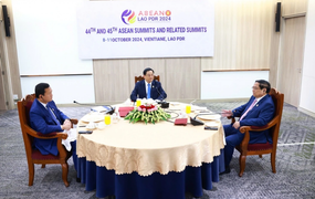 Thủ tướng ba nước Việt Nam - Lào - Campuchia ăn sáng và làm việc