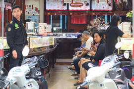 Mới giữa buổi sáng, nhiều cửa hàng đã hết vàng để bán