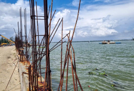 Lo sóng ‘nuốt’ làng, dân dựng kè bê tông cốt thép giữ đất