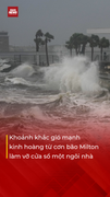 Siêu bão Milton gây ra lốc xoáy, gió mạnh đập nát cửa sổ nhà dân
