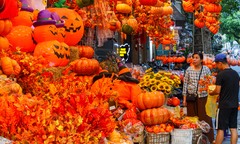 Đồ chơi Halloween ngập tràn, phố cổ Hà Nội trở nên ma mị