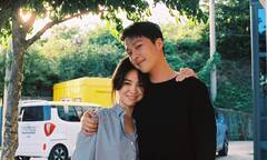 Sao Hàn 10/10: Song Hye Kyo giữ khoảng cách với bạn trai 'tin đồn' kém 11 tuổi
