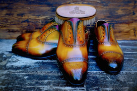 Mẹo đánh bóng giày da không dùng xi