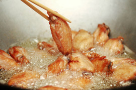 Cách làm cánh gà chiên sốt mặn ngọt cả nhà đều mê