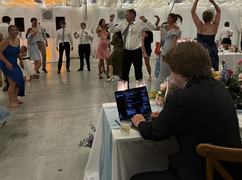 Sáng lập startup ngồi code giữa đám cưới của mình, dân mạng mỉa mai thậm tệ