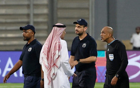 Cầu thủ Indonesia gây hấn, cảnh sát hộ tống trọng tài rời sân