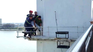 Đà Nẵng: Giải cứu người phụ nữ ngồi vắt vẻo trên cầu Thuận Phước 