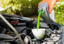 Vì sao không nên đổ nước thường vào bình chứa nước làm mát trên ô tô?