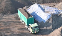 Hàng loạt container cắt nóc nghênh ngang trên quốc lộ khiến dân kinh hãi