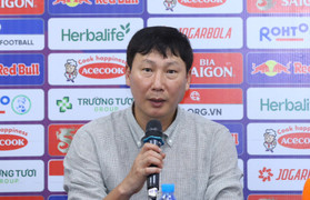 Quế Ngọc Hải mắc lỗi, HLV Kim Sang-sik ‘sẽ nói chuyện thêm’