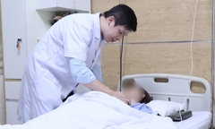 'Nghiện' dao kéo, phẫu thuật thẩm mỹ tốn cả tỷ đồng vẫn không ưng ý